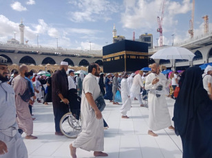 Managing the uninterrupted flow of pilgrims and ensuring their safety during the so-called Hach, one of the largest religious concentrations in the world, represents a huge logistical challenge for the Arab kingdom. About two million faithful, whether foreigners or residents of Saudi Arabia, will perform the Hach this year, according to local press. Hash is one of the five pillars of Islam, which every Muslim must fulfill at least once in his life if he has the means to do so. Mecca, located in a desert valley and whose access is prohibited to non-Muslims, houses the Kaaba, a cubic structure covered by a black cloth with gold embroidery in the heart of the Great Mosque and in which direction Muslims pray five times a day. The pilgrims saw the rain that precipitated part of the pilgrimage as a blessing, as Muslims believe that prayers are answered more during storms. Throughout the stage of the journey to Mecca, volunteers assist pilgrims, guiding them with maps and providing them with water and repair in the face of severe storms, although technology and especially smartphones have been the best assistance for travelers in recent years.