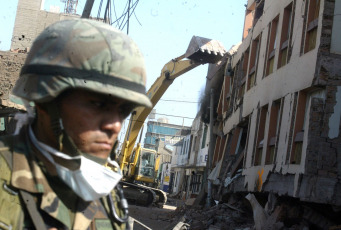 En Pisco (Ica) se registró uno de los terremotos más destructivos de la historia del Perú.  El terremoto de magnitud 8  en la escala conocida como magnitud de momento (Mw) dejó más de 434 mil damnificados, la mayoría en Ica; 221 mil personas se vieron afectadas, 52 mil viviendas se derrumbaron y 596 personas fallecieron producto del derrumbe de los edificios.