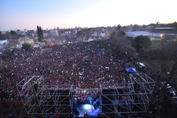 La Plata.- En la foto la candidata a vicepresidenta por el Frente de Todos, Cristina Fernández de Kirchner, afirmó hoy 31 de agosto que ¨sabía¨ que su espacio iba a ganar, pero ¨no se imaginaba por tanta diferencia¨, al exponer en la Facultad de Periodismo de la Universidad Nacional de La Plata, donde presentó su libro, ¨Sinceramente¨.