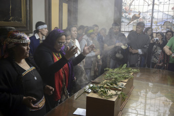 FOTOGRAFÍA DE ARCHIVO. Los restos de dos caciques mapuche, durante un ritual donde fueron restituídos a su comunidad en el Museo de Ciencias Naturales de La Plata el 10 de octubre de 2017, donde se enontraban. Fueron sepultados en la ciudad de Tapalqué y los restos de otros dos habitantes originarios fueron entregados al Consejo de Lonkos de las comunidades Rankulche de La Pampa.