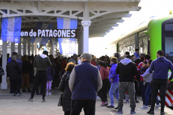 El Tren Patagónico comienza a salir desde la estación de Carmen de Patagones, que agrega una nueva experiencia, el cruce del Río Negro a través del antiguo puente ferrocarretero, al viaje de más de 800 km hasta San Carlos de Bariloche. El antiguo puente ferrocarretero sobre el río Negro fue inaugurado en 1931. En su momento la construcción del puente mixto (ferroviario y carretero) fue considerada como una de las obras de ingeniería más importantes de la Patagonia.  Su característica más notoria es que de sus cuatro tramos asentados sobre pilares, uno es basculante. El tramo, de 52 metros, podía levantarse para permitir el paso de barcos que hasta la década de 1940 llegaban al puerto de Patagones. Con el nuevo recorrido, el servicio ferroviario rionegrino no sólo busca afianzar la integración de ambas ciudades, sino que también suma un nuevo atractivo turístico para la región.