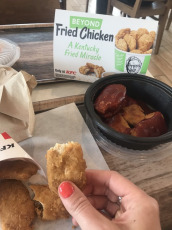 Atlanta, Estados Unidos.- La popular cadena de comida rápida estadounidense KFC recurrió a Beyond Meat, la revolucionaria empresa que desarrolla productos "cárnicos" a base de proteínas vegetales, para crear un pollo frito a base de plantas. Beyond Fried Chicken, hizo su debut el 27 de agosto en una prueba limitada de su pollo a base de plantas y se agotó en menos de 5 horas. Los habitantes de Atlanta, Estados Unidos, probaron Beyond Fried Chicken como parte de una prueba exclusiva en un restaurante el 27 de agosto en el restaurante Cobb Parkway KFC cerca de SunTrust Park en Atlanta.  Los clientes pudieron elegir entre nuggets, o alas deshuesadas, con tres salsas deliciosas: Nashville Hot, Buffalo o Honey BBQ. "KFC Beyond Fried Chicken es tan delicioso que a nuestros clientes les resultará difícil decir que está basado en plantas", dijo Kevin Hochman, presidente y director de conceptos de KFC US.  Los amantes de los animales, y aquellos que entienden que una alimentación a base de plantas es imprescindible para revertir el cambio climático, pueden ahora volver a entrar a esta cadena de comida rápida.