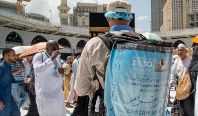 Managing the uninterrupted flow of pilgrims and ensuring their safety during the so-called Hach, one of the largest religious concentrations in the world, represents a huge logistical challenge for the Arab kingdom. About two million faithful, whether foreigners or residents of Saudi Arabia, will perform the Hach this year, according to local press. Hash is one of the five pillars of Islam, which every Muslim must fulfill at least once in his life if he has the means to do so. Mecca, located in a desert valley and whose access is prohibited to non-Muslims, houses the Kaaba, a cubic structure covered by a black cloth with gold embroidery in the heart of the Great Mosque and in which direction Muslims pray five times a day. The pilgrims saw the rain that precipitated part of the pilgrimage as a blessing, as Muslims believe that prayers are answered more during storms. Throughout the stage of the journey to Mecca, volunteers assist pilgrims, guiding them with maps and providing them with water and repair in the face of severe storms, although technology and especially smartphones have been the best assistance for travelers in recent years.