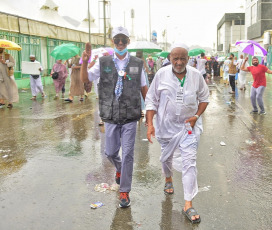 Managing the uninterrupted flow of pilgrims and ensuring their safety during the so-called Hach, one of the largest religious concentrations in the world, represents a huge logistical challenge for the Arab kingdom. About two million faithful, whether foreigners or residents of Saudi Arabia, will perform the Hach this year, according to local press. Hash is one of the five pillars of Islam, which every Muslim must fulfill at least once in his life if he has the means to do so. Mecca, located in a desert valley and whose access is prohibited to non-Muslims, houses the Kaaba, a cubic structure covered by a black cloth with gold embroidery in the heart of the Great Mosque and in which direction Muslims pray five times a day. The pilgrims saw the rain that precipitated part of the pilgrimage as a blessing, as Muslims believe that prayers are answered more during storms. Throughout the stage of the journey to Mecca, volunteers assist pilgrims, guiding them with maps and providing them with water and repair in the face of severe storms, although technology and especially smartphones have been the best assistance for travelers in recent years.