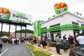 Atlanta, Estados Unidos.- La popular cadena de comida rápida estadounidense KFC recurrió a Beyond Meat, la revolucionaria empresa que desarrolla productos "cárnicos" a base de proteínas vegetales, para crear un pollo frito a base de plantas. Beyond Fried Chicken, hizo su debut el 27 de agosto en una prueba limitada de su pollo a base de plantas y se agotó en menos de 5 horas. Los habitantes de Atlanta, Estados Unidos, probaron Beyond Fried Chicken como parte de una prueba exclusiva en un restaurante el 27 de agosto en el restaurante Cobb Parkway KFC cerca de SunTrust Park en Atlanta.  Los clientes pudieron elegir entre nuggets, o alas deshuesadas, con tres salsas deliciosas: Nashville Hot, Buffalo o Honey BBQ. "KFC Beyond Fried Chicken es tan delicioso que a nuestros clientes les resultará difícil decir que está basado en plantas", dijo Kevin Hochman, presidente y director de conceptos de KFC US.  Los amantes de los animales, y aquellos que entienden que una alimentación a base de plantas es imprescindible para revertir el cambio climático, pueden ahora volver a entrar a esta cadena de comida rápida.