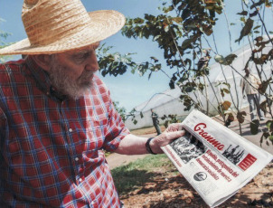 El 13 de agosto de 1926, cerca de Birán, Mayarí, Cuba, nacía Fidel Alejandro Castro Ruz. Desde muy joven Fidel mostró un gran interés por la historia y los asuntos militares. Debido a su inteligencia excepcional, sus padres decidieron enviarlo a Santiago de Cuba, a la edad de seis años, junto con su hermana, Angelita. En Santiago y luego en La Habana, Castro completó sus estudios hasta graduarse en Derecho en 1950. A partir de entonces, se involucró en diferentes comunidades políticas. Después de denunciar al dictador Fulgencio Batista ante un Tribunal de Emergencia y recibir una decisión contraria, Castro comprendió que la lucha armada era la única manera de lograr un cambio en el sistema de gobierno. Participó en una fallida rebelión contra el dictador, por lo que fue detenido en 1953. Veintidós meses después, fue liberado y se exilió en México, donde comenzó a hacer planes para derrocar a Batista. Fidel Castro regresó a Cuba en 1957, en un barco con un pequeño grupo de 82 rebeldes, entre ellos el argentino Ernesto Che Guevara. Después de una guerra de guerrillas en las zonas rurales de la isla, la lucha se extendió a la ciudad. El 1 de enero de 1959, se proclamó la victoria de los revolucionarios. Castro tomó el poder, iniciando un período caracterizado por su política socialista. Como primer ministro, comenzó a producir reformas a gran escala. Terminó con el dominio estadounidense sobre la isla y, en 1961, logró detener la invasión de exiliados apoyados por Estados Unidos en Playa Girón. Fidel Castro transformó Cuba en el primer país comunista en el hemisferio occidental y se alió con la Unión Soviética. El país se convirtió en un enemigo de los Estados Unidos y vivió momentos de gran tensión durante la Guerra Fría.