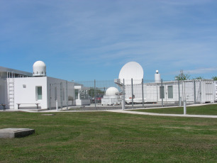 A few months after the start of the Argentine-German Geodesy Observatory (AGGO), its radio telescope was selected to measure the exact position of the Earth. At the beginning of this year, a cooperation agreement was signed between CONICET and the Ministry of Defense of the Nation that would allow AGGO, which operates in the Pereyra Iraola Park in the city of La Plata, to enter a full operational phase thanks to the incorporation of technical personnel of the Armed Forces dedicated to operate two important astronomical observation instruments. A radio telescope that serves to observe quasars, astronomical objects so infinitely far away that is why they are considered still and serve to study the positioning of the Earth, and a laser telescope that takes images of artificial satellites. The AGGO emerged in 2015 as a joint initiative between CONICET and the German Federal Agency for Cartography and Geodesy (BKG).