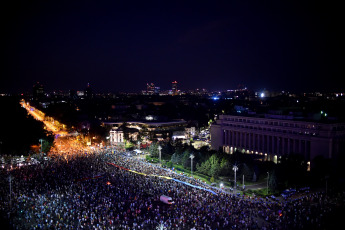 Las manifestaciones se han concentrado en el centro de Bucarest, la capital rumana, para protestar contra el gobierno al que acusan de "Gobierno de ladrones"  Entre gritos de "Gobierno de ladrones", "Dimisión" y "La diáspora está en casa porque le importa", los manifestantes, en su mayoría residentes en el extranjero, han pedido la dimisión del Gobierno del Partido Social Demócrata (PSD) por la corrupción y la carestía de la vida. Según la prensa local, la última manifestación realizada este fin de semana ha reunido entre 30.000 y 50.000 personas. El enfrentamiento, en el cual la Policía ha empleado gas lacrimógeno y los manifestantes han lanzado objetos contundentes como piedras o botellas, se ha desencadenado cuando algunos de los manifestantes intentaron superar el cordón policial que protegía la sede del Gobierno.  Muchos rumanos residentes en países como Alemania, Francia, Italia y España se han desplazado a Bucarest para participar en la protesta, y visitar a la familia por las vacaciones estivales. También se celebraron protestas similares en ciudades como Cluj-Napoca, Timisoara, Sibiu e Iasi, entre otras. Alrededor de tres millones y medio de rumanos, de una población de 20 millones, trabajan actualmente en el extranjero y envían más de 4.000 millones de euros en remesas, según las autoridades.