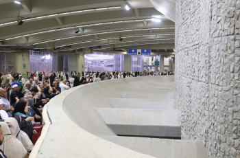 Managing the uninterrupted flow of pilgrims and ensuring their safety during the so-called Hach, one of the largest religious concentrations in the world, represents a huge logistical challenge for the Arab kingdom. About two million faithful, whether foreigners or residents of Saudi Arabia, will perform the Hach this year, according to local press. Hash is one of the five pillars of Islam, which every Muslim must fulfill at least once in his life if he has the means to do so. Mecca, located in a desert valley and whose access is prohibited to non-Muslims, houses the Kaaba, a cubic structure covered by a black cloth with gold embroidery in the heart of the Great Mosque and in which direction Muslims pray five times a day. The pilgrims saw the rain that precipitated part of the pilgrimage as a blessing, as Muslims believe that prayers are answered more during storms. Throughout the stage of the journey to Mecca, volunteers assist pilgrims, guiding them with maps and providing them with water and repair in the face of severe storms, although technology and especially smartphones have been the best assistance for travelers in recent years.