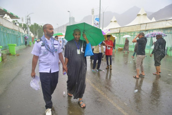 Managing the uninterrupted flow of pilgrims and ensuring their safety during the so-called Hach, one of the largest religious concentrations in the world, represents a huge logistical challenge for the Arab kingdom. About two million faithful, whether foreigners or residents of Saudi Arabia, will perform the Hach this year, according to local press. Hash is one of the five pillars of Islam, which every Muslim must fulfill at least once in his life if he has the means to do so. Mecca, located in a desert valley and whose access is prohibited to non-Muslims, houses the Kaaba, a cubic structure covered by a black cloth with gold embroidery in the heart of the Great Mosque and in which direction Muslims pray five times a day. The pilgrims saw the rain that precipitated part of the pilgrimage as a blessing, as Muslims believe that prayers are answered more during storms. Throughout the stage of the journey to Mecca, volunteers assist pilgrims, guiding them with maps and providing them with water and repair in the face of severe storms, although technology and especially smartphones have been the best assistance for travelers in recent years.