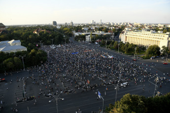 Las manifestaciones se han concentrado en el centro de Bucarest, la capital rumana, para protestar contra el gobierno al que acusan de "Gobierno de ladrones"  Entre gritos de "Gobierno de ladrones", "Dimisión" y "La diáspora está en casa porque le importa", los manifestantes, en su mayoría residentes en el extranjero, han pedido la dimisión del Gobierno del Partido Social Demócrata (PSD) por la corrupción y la carestía de la vida. Según la prensa local, la última manifestación realizada este fin de semana ha reunido entre 30.000 y 50.000 personas. El enfrentamiento, en el cual la Policía ha empleado gas lacrimógeno y los manifestantes han lanzado objetos contundentes como piedras o botellas, se ha desencadenado cuando algunos de los manifestantes intentaron superar el cordón policial que protegía la sede del Gobierno.  Muchos rumanos residentes en países como Alemania, Francia, Italia y España se han desplazado a Bucarest para participar en la protesta, y visitar a la familia por las vacaciones estivales. También se celebraron protestas similares en ciudades como Cluj-Napoca, Timisoara, Sibiu e Iasi, entre otras. Alrededor de tres millones y medio de rumanos, de una población de 20 millones, trabajan actualmente en el extranjero y envían más de 4.000 millones de euros en remesas, según las autoridades.