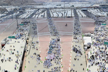 Gestionar el flujo ininterrumpido de peregrinos y garantizar su seguridad durante el llamado Hach, una de las mayores concentraciones religiosas del mundo, supone un enorme desafío logístico para el reino árabe. Unos dos millones de fieles, ya sean extranjeros o residentes en Arabia Saudita, realizarán este año el Hach, según la prensa local. El hach es uno de los cinco pilares del islam, que todo musulmán debe cumplir al menos una vez en la vida si tiene los medios para ello. La Meca, situada en un valle desértico y cuyo acceso está prohibido a los no musulmanes, aloja la Kaaba, una estructura cúbica cubierta por una tela negra con bordados dorados en el corazón de la Gran Mezquita y en dirección a la cual los musulmanes rezan cinco veces al día. Los peregrinos vieron la lluvía que se precipitó en parte del peregrinaje como una bendición, ya que los musulmanes creen que las oraciones se responden más durante las tormentas. En toda la etapa del recorrido hacia la Meca, voluntarios asisten a los peregrinos, guiandolos con mapas y brindandoles agua y reparo ante las fuertes tormentas, aunque la tecnología y en especial los smartphones vienen siendo durante los últimos años la mejor asistencia para los viajeros.