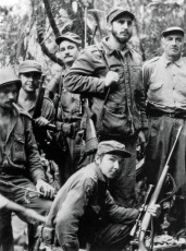 El 13 de agosto de 1926, cerca de Birán, Mayarí, Cuba, nacía Fidel Alejandro Castro Ruz. Desde muy joven Fidel mostró un gran interés por la historia y los asuntos militares. Debido a su inteligencia excepcional, sus padres decidieron enviarlo a Santiago de Cuba, a la edad de seis años, junto con su hermana, Angelita. En Santiago y luego en La Habana, Castro completó sus estudios hasta graduarse en Derecho en 1950. A partir de entonces, se involucró en diferentes comunidades políticas. Después de denunciar al dictador Fulgencio Batista ante un Tribunal de Emergencia y recibir una decisión contraria, Castro comprendió que la lucha armada era la única manera de lograr un cambio en el sistema de gobierno. Participó en una fallida rebelión contra el dictador, por lo que fue detenido en 1953. Veintidós meses después, fue liberado y se exilió en México, donde comenzó a hacer planes para derrocar a Batista. Fidel Castro regresó a Cuba en 1957, en un barco con un pequeño grupo de 82 rebeldes, entre ellos el argentino Ernesto Che Guevara. Después de una guerra de guerrillas en las zonas rurales de la isla, la lucha se extendió a la ciudad. El 1 de enero de 1959, se proclamó la victoria de los revolucionarios. Castro tomó el poder, iniciando un período caracterizado por su política socialista. Como primer ministro, comenzó a producir reformas a gran escala. Terminó con el dominio estadounidense sobre la isla y, en 1961, logró detener la invasión de exiliados apoyados por Estados Unidos en Playa Girón. Fidel Castro transformó Cuba en el primer país comunista en el hemisferio occidental y se alió con la Unión Soviética. El país se convirtió en un enemigo de los Estados Unidos y vivió momentos de gran tensión durante la Guerra Fría.