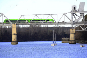 El Tren Patagónico comienza a salir desde la estación de Carmen de Patagones, que agrega una nueva experiencia, el cruce del Río Negro a través del antiguo puente ferrocarretero, al viaje de más de 800 km hasta San Carlos de Bariloche. El antiguo puente ferrocarretero sobre el río Negro fue inaugurado en 1931. En su momento la construcción del puente mixto (ferroviario y carretero) fue considerada como una de las obras de ingeniería más importantes de la Patagonia.  Su característica más notoria es que de sus cuatro tramos asentados sobre pilares, uno es basculante. El tramo, de 52 metros, podía levantarse para permitir el paso de barcos que hasta la década de 1940 llegaban al puerto de Patagones. Con el nuevo recorrido, el servicio ferroviario rionegrino no sólo busca afianzar la integración de ambas ciudades, sino que también suma un nuevo atractivo turístico para la región.