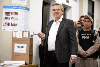 El precandidato a presidente por el Frente de Todos, Alberto Fernández, emitió su voto en la sede de la Universidad Católica Argentina, en el barrio de Puerto Madero. El candidato opositor volvió a cuestionar a la empresa Smartmatic, encargada del procesamiento de llos datos del escrutinio: "El gobierno hizo todo lo necesario para que haya dudas sobre el sistema de traspaso de datos, hay mucha preocupación porque la empresa encargada tiene unos antecedentes horribles", expresó a la prensa, y anticipó que después de las PASO, realizará una “convocatoria a todos los argentinos para arreglar los infinitos problemas que estamos viviendo”.