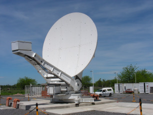 A few months after the start of the Argentine-German Geodesy Observatory (AGGO), its radio telescope was selected to measure the exact position of the Earth. At the beginning of this year, a cooperation agreement was signed between CONICET and the Ministry of Defense of the Nation that would allow AGGO, which operates in the Pereyra Iraola Park in the city of La Plata, to enter a full operational phase thanks to the incorporation of technical personnel of the Armed Forces dedicated to operate two important astronomical observation instruments. A radio telescope that serves to observe quasars, astronomical objects so infinitely far away that is why they are considered still and serve to study the positioning of the Earth, and a laser telescope that takes images of artificial satellites. The AGGO emerged in 2015 as a joint initiative between CONICET and the German Federal Agency for Cartography and Geodesy (BKG).