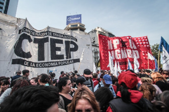 Movimientos y organizaciones sociales de Argentina marcharon este miércoles 28 de agosto en todo el país, en una nueva jornada de movilización por la actual crisis económica y social producto de las políticas del presidente de esa nación suramericana, Mauricio Macri. Los manifestantes se agolparon en los alrededores de la icónica Plaza de la República, ubicada en la intersección de las avenidas 9 de Julio y Corrientes, Buenos Aires, capital de la nación, para exigir al primer mandatario argentino que active una Ley de Emergencia Alimentaria para paliar la crisis en la que está sumergida la colectividad y los sectores más vulnerables de ese país. En la lista de reclamos publicados por la Confederación de Trabajadores de la Economía Popular (CTEP) y otras organizaciones laborales se exigió el aumento del Salario Social Complementario en la misma proporción que el salario mínimo, vital y móvil, en un 50 por ciento.