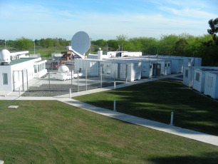 A few months after the start of the Argentine-German Geodesy Observatory (AGGO), its radio telescope was selected to measure the exact position of the Earth. At the beginning of this year, a cooperation agreement was signed between CONICET and the Ministry of Defense of the Nation that would allow AGGO, which operates in the Pereyra Iraola Park in the city of La Plata, to enter a full operational phase thanks to the incorporation of technical personnel of the Armed Forces dedicated to operate two important astronomical observation instruments. A radio telescope that serves to observe quasars, astronomical objects so infinitely far away that is why they are considered still and serve to study the positioning of the Earth, and a laser telescope that takes images of artificial satellites. The AGGO emerged in 2015 as a joint initiative between CONICET and the German Federal Agency for Cartography and Geodesy (BKG).