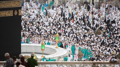 Gestionar el flujo ininterrumpido de peregrinos y garantizar su seguridad durante el llamado Hach, una de las mayores concentraciones religiosas del mundo, supone un enorme desafío logístico para el reino árabe. Unos dos millones de fieles, ya sean extranjeros o residentes en Arabia Saudita, realizarán este año el Hach, según la prensa local. El hach es uno de los cinco pilares del islam, que todo musulmán debe cumplir al menos una vez en la vida si tiene los medios para ello. La Meca, situada en un valle desértico y cuyo acceso está prohibido a los no musulmanes, aloja la Kaaba, una estructura cúbica cubierta por una tela negra con bordados dorados en el corazón de la Gran Mezquita y en dirección a la cual los musulmanes rezan cinco veces al día. Los peregrinos vieron la lluvía que se precipitó en parte del peregrinaje como una bendición, ya que los musulmanes creen que las oraciones se responden más durante las tormentas. En toda la etapa del recorrido hacia la Meca, voluntarios asisten a los peregrinos, guiandolos con mapas y brindandoles agua y reparo ante las fuertes tormentas, aunque la tecnología y en especial los smartphones vienen siendo durante los últimos años la mejor asistencia para los viajeros.