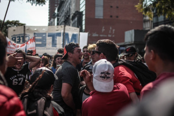 Movimientos y organizaciones sociales de Argentina marcharon este miércoles 28 de agosto en todo el país, en una nueva jornada de movilización por la actual crisis económica y social producto de las políticas del presidente de esa nación suramericana, Mauricio Macri. Los manifestantes se agolparon en los alrededores de la icónica Plaza de la República, ubicada en la intersección de las avenidas 9 de Julio y Corrientes, Buenos Aires, capital de la nación, para exigir al primer mandatario argentino que active una Ley de Emergencia Alimentaria para paliar la crisis en la que está sumergida la colectividad y los sectores más vulnerables de ese país. En la lista de reclamos publicados por la Confederación de Trabajadores de la Economía Popular (CTEP) y otras organizaciones laborales se exigió el aumento del Salario Social Complementario en la misma proporción que el salario mínimo, vital y móvil, en un 50 por ciento.