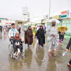 Managing the uninterrupted flow of pilgrims and ensuring their safety during the so-called Hach, one of the largest religious concentrations in the world, represents a huge logistical challenge for the Arab kingdom. About two million faithful, whether foreigners or residents of Saudi Arabia, will perform the Hach this year, according to local press. Hash is one of the five pillars of Islam, which every Muslim must fulfill at least once in his life if he has the means to do so. Mecca, located in a desert valley and whose access is prohibited to non-Muslims, houses the Kaaba, a cubic structure covered by a black cloth with gold embroidery in the heart of the Great Mosque and in which direction Muslims pray five times a day. The pilgrims saw the rain that precipitated part of the pilgrimage as a blessing, as Muslims believe that prayers are answered more during storms. Throughout the stage of the journey to Mecca, volunteers assist pilgrims, guiding them with maps and providing them with water and repair in the face of severe storms, although technology and especially smartphones have been the best assistance for travelers in recent years.