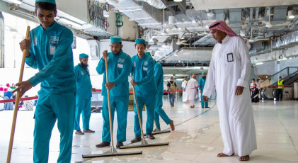 Managing the uninterrupted flow of pilgrims and ensuring their safety during the so-called Hach, one of the largest religious concentrations in the world, represents a huge logistical challenge for the Arab kingdom. About two million faithful, whether foreigners or residents of Saudi Arabia, will perform the Hach this year, according to local press. Hash is one of the five pillars of Islam, which every Muslim must fulfill at least once in his life if he has the means to do so. Mecca, located in a desert valley and whose access is prohibited to non-Muslims, houses the Kaaba, a cubic structure covered by a black cloth with gold embroidery in the heart of the Great Mosque and in which direction Muslims pray five times a day. The pilgrims saw the rain that precipitated part of the pilgrimage as a blessing, as Muslims believe that prayers are answered more during storms. Throughout the stage of the journey to Mecca, volunteers assist pilgrims, guiding them with maps and providing them with water and repair in the face of severe storms, although technology and especially smartphones have been the best assistance for travelers in recent years.