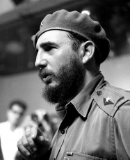 El 13 de agosto de 1926, cerca de Birán, Mayarí, Cuba, nacía Fidel Alejandro Castro Ruz. Desde muy joven Fidel mostró un gran interés por la historia y los asuntos militares. Debido a su inteligencia excepcional, sus padres decidieron enviarlo a Santiago de Cuba, a la edad de seis años, junto con su hermana, Angelita. En Santiago y luego en La Habana, Castro completó sus estudios hasta graduarse en Derecho en 1950. A partir de entonces, se involucró en diferentes comunidades políticas. Después de denunciar al dictador Fulgencio Batista ante un Tribunal de Emergencia y recibir una decisión contraria, Castro comprendió que la lucha armada era la única manera de lograr un cambio en el sistema de gobierno. Participó en una fallida rebelión contra el dictador, por lo que fue detenido en 1953. Veintidós meses después, fue liberado y se exilió en México, donde comenzó a hacer planes para derrocar a Batista. Fidel Castro regresó a Cuba en 1957, en un barco con un pequeño grupo de 82 rebeldes, entre ellos el argentino Ernesto Che Guevara. Después de una guerra de guerrillas en las zonas rurales de la isla, la lucha se extendió a la ciudad. El 1 de enero de 1959, se proclamó la victoria de los revolucionarios. Castro tomó el poder, iniciando un período caracterizado por su política socialista. Como primer ministro, comenzó a producir reformas a gran escala. Terminó con el dominio estadounidense sobre la isla y, en 1961, logró detener la invasión de exiliados apoyados por Estados Unidos en Playa Girón. Fidel Castro transformó Cuba en el primer país comunista en el hemisferio occidental y se alió con la Unión Soviética. El país se convirtió en un enemigo de los Estados Unidos y vivió momentos de gran tensión durante la Guerra Fría.