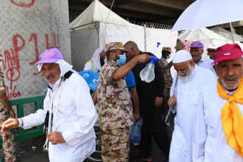 Managing the uninterrupted flow of pilgrims and ensuring their safety during the so-called Hach, one of the largest religious concentrations in the world, represents a huge logistical challenge for the Arab kingdom. About two million faithful, whether foreigners or residents of Saudi Arabia, will perform the Hach this year, according to local press. Hash is one of the five pillars of Islam, which every Muslim must fulfill at least once in his life if he has the means to do so. Mecca, located in a desert valley and whose access is prohibited to non-Muslims, houses the Kaaba, a cubic structure covered by a black cloth with gold embroidery in the heart of the Great Mosque and in which direction Muslims pray five times a day. The pilgrims saw the rain that precipitated part of the pilgrimage as a blessing, as Muslims believe that prayers are answered more during storms. Throughout the stage of the journey to Mecca, volunteers assist pilgrims, guiding them with maps and providing them with water and repair in the face of severe storms, although technology and especially smartphones have been the best assistance for travelers in recent years.