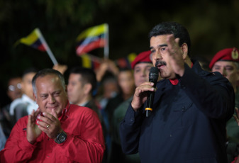 Captain Diosdado Cabello admitted the possibility of advancing the elections for more than a year, which should be held in December 2020, to renew that power, the only one controlled by the opposition. The president of the National Constituent Assembly (ANC), captain Diosdado Cabello, at the beginning of the session of that body composed exclusively of Chavistas, affirmed that “here there will be elections, soon, sooner than you think,” despite the fact that The composition of the AN must be renewed on January 5, 2021 and the elections are usually held no more than one month before. Later, the ANC decided to create a commission - which will integrate Cabello and two other constituents - that will define on what date those elections will be held, after consulting "all the organisms on when is the best time". "If that query turns out to be January 1, January 1 will be done; if you say it is this year, it will be done when you say that query," said Hair, adding that the decision will be made "in the coming days ". The alleged dissolution of the parliament was denied after a day full of rumors that predicted it, after it was announced by the interim president appointed by the AN, Juan Guaidó, and, based on his own sources, the newspapers El Nacional and El Universal and the Globovisión television. In the file photo taken on October 16, 2017 in Caracas Captain Diosdado Cabello with Nicolás Maduro.