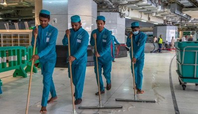 Managing the uninterrupted flow of pilgrims and ensuring their safety during the so-called Hach, one of the largest religious concentrations in the world, represents a huge logistical challenge for the Arab kingdom. About two million faithful, whether foreigners or residents of Saudi Arabia, will perform the Hach this year, according to local press. Hash is one of the five pillars of Islam, which every Muslim must fulfill at least once in his life if he has the means to do so. Mecca, located in a desert valley and whose access is prohibited to non-Muslims, houses the Kaaba, a cubic structure covered by a black cloth with gold embroidery in the heart of the Great Mosque and in which direction Muslims pray five times a day. The pilgrims saw the rain that precipitated part of the pilgrimage as a blessing, as Muslims believe that prayers are answered more during storms. Throughout the stage of the journey to Mecca, volunteers assist pilgrims, guiding them with maps and providing them with water and repair in the face of severe storms, although technology and especially smartphones have been the best assistance for travelers in recent years.