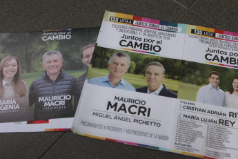 Todo indica que el próximo Presidente de la Argentina estará entre Alberto Fernández, quien lleva como candidata a la Vicepresidencia a la ex Presidenta Cristina Fernández de Kirchner, y Mauricio Macri, actual Presidente de Argentina, que va por su segundo mandato y es acompañado en la formula presidencial por el peronista Miguel Angel Pichetto. Luego de las Primarias del domingo 11 de agosto, la elección de octubre definirá al próximo Presidente, entre otros cargos. El sistema electoral argentino establece que, para ser presidente, el candidato más votado debe obtener al menos el 45