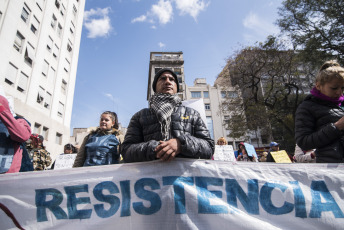 Buenos Aires.- En las imégenes tomadas hoy 4 de septiembre de 2019 manifestantes integrantes de organizaciones sociales reclaman por la sanción de la ley de emergencia alimentaria frente al Ministerio de Desarrollo Social de la Nación, sobre la avenida 9 de julio, la principal arteria de la capital argentina. Más tarde, algunos dirigentes de las agrupaciones se reunirán con diputados opositores, con el propósito de unificar los distintos proyectos de ley sobre emergencia alimentaria que existen en el Congreso.  Según los dirigentes sociales, la convocatoria fue hecha a diputados de todos los bloques, incluyendo al oficialismo.