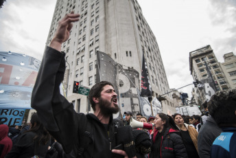 Buenos Aires.- Social organizations were preparing to deploy a camp in front of the Ministry of Social Development when the Police fired gas to disperse today, September 11, 2019 on Avenida 9 de Julio, in the Argentine capital. The protest day had begun earlier. Thousands of members of social organizations had begun to reach the Buenos Aires center and had installed popular pots in various corners to claim food items for community canteens, a 50 percent increase in social programs, and the opening to incorporate new beneficiaries. The extensive police operation had been installed to the Constitution area, where dozens of agents cut lanes on 9 de Julio Avenue and parallel streets to prevent protesters from climbing the highway, as happened in previous protests.