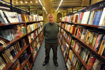 Buenos Aires.- En la foto de archivo del  23 de abril de 2012 el escritor uruguayo Eduardo Galeano en una sesión de fotos en la librería El Ateneó durante una visita en Buenos Aires para presentar su libro  "Los hijos de los días".