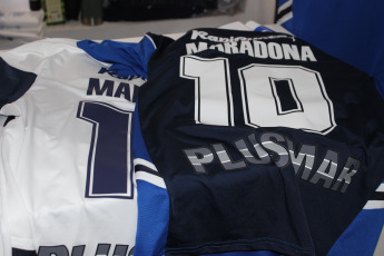 La Plata, Argentina.- En la imágen tomada hoy 6 de septiembre de 2019 en la sede del Club Gimnasia y Esgrima La Plata imágenes de la camiseta del club que comenzará a dirigir Diego Maradona en los próximos días con su nombre, que se vendía en la sede del club, abarrotada de simpatizantes queriendo asociarse al club.  Gimnasia y Esgrima La Plata es un modesto club de la ciudad de La Plata, la capital de la provincia de Buenos Aires, que aunque es uno de los clubes de fútbol más antiguos de la Argentina, nunca ha obtenido un campeonato oficial de primera división y actualmente pelea por no descender a segunda división. La venida de Maradona como Director Técnico es tomada por la institución como una oportunidad para generar más socios y vender su camiseta.