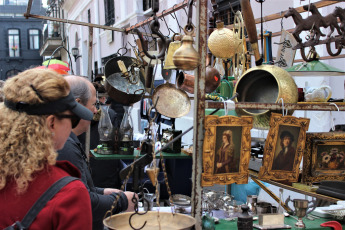 Buenos Aires, Argentina.- In the images taken on Sunday, September 8, 2019, every Sunday the San Telmo neighborhood, south of Buenos Aires, receives thousands of visitors that flood its streets to live a different experience in the City of Buenos Aires. That day the traditional San Pedro Telmo Fair is held in the Plaza Dorrego, the heart of the neighborhood. More than 250 street stalls exhibit various old objects ranging from furniture, paintings, light fixtures, vases, collectible toys, books and magazines, posters, dresses and shoes, watches, ornaments of all kinds, statues, coins, old photos, Silverware, jewelry up to multicolored siphons.