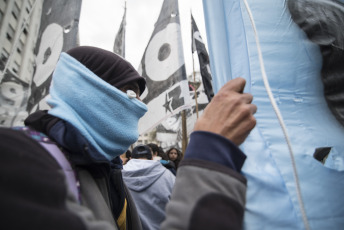 Buenos Aires.- Social organizations were preparing to deploy a camp in front of the Ministry of Social Development when the Police fired gas to disperse today, September 11, 2019 on Avenida 9 de Julio, in the Argentine capital. The protest day had begun earlier. Thousands of members of social organizations had begun to reach the Buenos Aires center and had installed popular pots in various corners to claim food items for community canteens, a 50 percent increase in social programs, and the opening to incorporate new beneficiaries. The extensive police operation had been installed to the Constitution area, where dozens of agents cut lanes on 9 de Julio Avenue and parallel streets to prevent protesters from climbing the highway, as happened in previous protests.