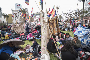 Buenos Aires.- Organizaciones sociales se concentran en la Plaza de Mayo, frente a la Casa Rosada, sede del Poder Ejecutivo Argentino, en reclamo de "aumentos salariales y creación de nuevos puestos de trabajo" y coincide con el acampe que tienen previsto otras organizaciones por la "emergencia alimentaria" frente al ministerio de Desarrollo Social, hoy miércoles 11 de septiembre de 2019.  La concentración en Plaza de Mayo coincide con el anuncio de la principal central gremial argentina la CGT sobre una negociación con el Gobierno por un bono de $5 mil para los trabajadores.