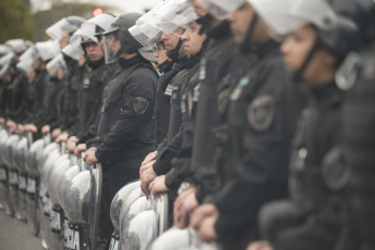 Buenos Aires.- Organizaciones sociales se disponían a desplegar un acampe frente al Ministerio de Desarrollo Social cuando la Policía tiró gases para dispersar hoy miércoles 11 de septiembre de 2019 en la Avenida 9 de julio, de la capital Argentina.  La jornada de protesta había comenzado más temprano. Miles de integrantes de organizaciones sociales habían comenzado a llegar hasta el centro porteño y habían instalado ollas populares en diversas esquinas para reclamar partidas de alimentos para comedores comunitarios, un aumento del 50 por ciento en los programas sociales, y la apertura para incorporar nuevos beneficiarios.  El extenso operativo policial se había instalado hasta la zona de Constitución, donde decenas de agentes cortaron carriles de la avenida 9 de Julio y calles paralelas para evitar que los manifestantes suban a la autopista, como ocurrió en protestas anteriores.