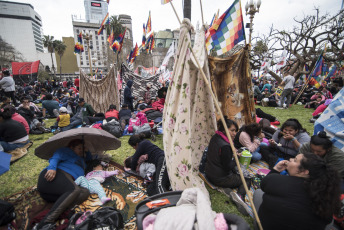 Buenos Aires.- Organizaciones sociales se concentran en la Plaza de Mayo, frente a la Casa Rosada, sede del Poder Ejecutivo Argentino, en reclamo de "aumentos salariales y creación de nuevos puestos de trabajo" y coincide con el acampe que tienen previsto otras organizaciones por la "emergencia alimentaria" frente al ministerio de Desarrollo Social, hoy miércoles 11 de septiembre de 2019.  La concentración en Plaza de Mayo coincide con el anuncio de la principal central gremial argentina la CGT sobre una negociación con el Gobierno por un bono de $5 mil para los trabajadores.