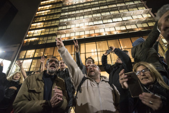 Buenos Aires, Argentina.-  En las imágenes miles de personas se juntaron en la fría noche del viernes 6 de septiembre de 2019 en distntos puntos de Buenos Aires para realizar un "flashmob" en contra del gobierno del Presidente Mauricio Macri, y en particular del Jefe de Gobierno de la Ciudad Autónoma de Buenos Aires, Horacio Rodríguez Larreta, el único político del círculo más cercano a Macri que ganó en su distrito en las últimas elecciones primarias argentinas del 11 de agosto.  El "flashmob" o "multitud relámpago" es una acción organizada en la que un gran grupo de personas se reúne de repente en un lugar público, realizan algo inusual y luego se dispersan rápidamente.  En este caso, la acción consiste en cantar una cumbia que se volvió viral que propone no votar al actual Jefe de Gobierno porteño Horacio Rodríguez Larreta y que dice en su estribillo "Macri ya fue, Vidal ya fue, si vos querés, Larreta también", instando a no votar por el candidato oficialista.