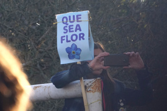 La Plata, Buenos Aires.- La candidata a vicepresidenta de la Argentina por el Frente de Todos, Cristina Fernández de Kirchner, presentó ayer 31 de agosto de 2019 en la Facultad de Periodismo de la Universidad Nacional de La Plata su libro ¨Sinceramente¨. Los seguidores de su espacio, en especial jóvenes, se acercaron desde temprano con todo tipo de "merchandising" propio de la "liturgia peronista".  Remeras, gorros, prendedores y banderas se vendían en las inmediaciones de la Facultad de Periodismo, de donde fue decana hasta hace unos meses quien ahora tiene altas chances de ser la próxima intendenta de la ciudad de La Plata, la Capital de la provincia de Buenos Aires, Florencia Saintout, quien la acompaño en su presentación, junto al candidato a gobernador provincial Axel Kicillof.