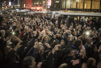 Buenos Aires, Argentina.-  En las imágenes miles de personas se juntaron en la fría noche del viernes 6 de septiembre de 2019 en distntos puntos de Buenos Aires para realizar un "flashmob" en contra del gobierno del Presidente Mauricio Macri, y en particular del Jefe de Gobierno de la Ciudad Autónoma de Buenos Aires, Horacio Rodríguez Larreta, el único político del círculo más cercano a Macri que ganó en su distrito en las últimas elecciones primarias argentinas del 11 de agosto.  El "flashmob" o "multitud relámpago" es una acción organizada en la que un gran grupo de personas se reúne de repente en un lugar público, realizan algo inusual y luego se dispersan rápidamente.  En este caso, la acción consiste en cantar una cumbia que se volvió viral que propone no votar al actual Jefe de Gobierno porteño Horacio Rodríguez Larreta y que dice en su estribillo "Macri ya fue, Vidal ya fue, si vos querés, Larreta también", instando a no votar por el candidato oficialista.