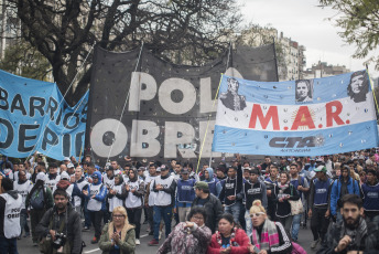 Buenos Aires.- Social organizations were preparing to deploy a camp in front of the Ministry of Social Development when the Police fired gas to disperse today, September 11, 2019 on Avenida 9 de Julio, in the Argentine capital. The protest day had begun earlier. Thousands of members of social organizations had begun to reach the Buenos Aires center and had installed popular pots in various corners to claim food items for community canteens, a 50 percent increase in social programs, and the opening to incorporate new beneficiaries. The extensive police operation had been installed to the Constitution area, where dozens of agents cut lanes on 9 de Julio Avenue and parallel streets to prevent protesters from climbing the highway, as happened in previous protests.