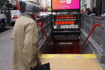 Buenos Aires, Argentina.- Los trabajadores de subte de Buenos Aires no llegaron a un acuerdo y realizaron un paro en todas las líneas este viernes de 13 a 17 horas. Los delegados gremiales reclamaron mayor cantidad de personal en la Línea E y el funcionamiento de más trenes en la línea E donde, según un comunicado de los delegados de 23 coches, funcionan sólo 11. La empresa concecionaria Metrovías respondió también mediante un comunicado que "la dotación de dicha línea se encuentra completa, y resulta suficiente para brindar una adecuada asistencia a los usuarios".