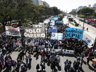 Buenos Aires.- En las imégenes tomadas con drone hoy 4 de septiembre de 2019 manifestantes integrantes de organizaciones sociales se movilizan en reclamo de la sanción de la ley de emergencia alimentaria en las inmediaciones del Ministerio de Desarrollo Social de la Nación, sobre la avenida 9 de julio, la principal arteria de la capital argentina. En la fachada del edificio se observa una imágen de Eva Duarte de Perón, conocida popularmente como "Evita" y "la abanderada de los humildes".