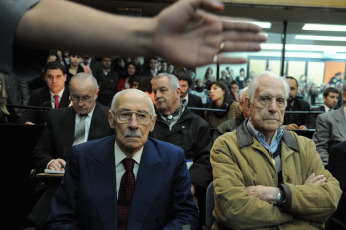 Buenos Aires.- Foto tomada durante el juicio al  ex dictador Jorge Rafael Videla quien fue condenado a reclusión perpetua al unificarse la pena de 50 años de prisión por el robo de bebés de desaparecidos durante la dictadura y otras sentencias por crímenes de lesa humanidad y el ex dictador Reynaldo Bignone, quien fue condenado a 15 años en la misma causa. El 5 de julio de 2012 se dictó la sentencia por el Tribunal Oral Federal 6, integrado por María del Carmen Roqueta, Julio Panelo y Domingo Altieri, en el juicio oral que se inició el 28 de febrero de 2011 en los tribunales de Retiro. Los juicios se retomaron luego de que en Argentina el se promulgó la ley 25.779 que declaró la nulidad de las leyes de Obediencia Debida y Punto Final, un 2 de septiembre de 2003, durante el mandato de Néstor Kirchner.