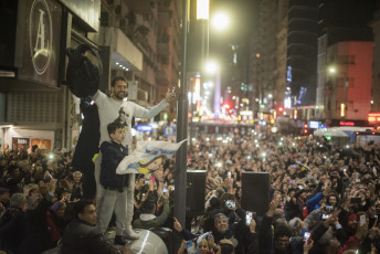 Buenos Aires, Argentina.-  En las imágenes miles de personas se juntaron en la fría noche del viernes 6 de septiembre de 2019 en distntos puntos de Buenos Aires para realizar un "flashmob" en contra del gobierno del Presidente Mauricio Macri, y en particular del Jefe de Gobierno de la Ciudad Autónoma de Buenos Aires, Horacio Rodríguez Larreta, el único político del círculo más cercano a Macri que ganó en su distrito en las últimas elecciones primarias argentinas del 11 de agosto.  El "flashmob" o "multitud relámpago" es una acción organizada en la que un gran grupo de personas se reúne de repente en un lugar público, realizan algo inusual y luego se dispersan rápidamente.  En este caso, la acción consiste en cantar una cumbia que se volvió viral que propone no votar al actual Jefe de Gobierno porteño Horacio Rodríguez Larreta y que dice en su estribillo "Macri ya fue, Vidal ya fue, si vos querés, Larreta también", instando a no votar por el candidato oficialista.