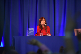 La Plata.- In the photo, the candidate for vice president for the Front of All, Cristina Fernández de Kirchner, said on August 31 that "she knew" that her space was going to win, but "she did not imagine so much difference", by exposing at the Faculty of Journalism of the National University of La Plata, where he presented his book, ¨Sincerely¨.