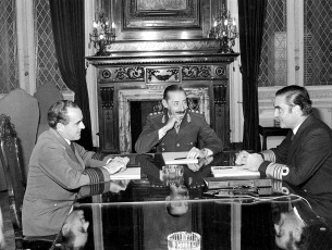 Orlando Ramón Agosti, Jorge Rafael Videla y Emilio Eduardo Massera, integrantes de la Junta Militar que el 24 de marzo de 1976 se apoderó del gobierno e instauró una dictadura en una foto en el despacho usurpado de la Casa Rosada, sin especificar fecha, en algún momneto entre el 24 de marzo de 1976 y el 29 de marzo de 1981, durante el período de Jorge Rafael Videla en el poder.